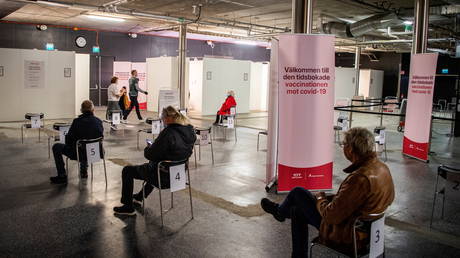 Разработчик микрочипа Covid объяснил, почему людям нужен имплант паспорта вакцины - RT World News