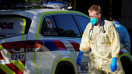 Сбежавшие из карантина Covid-19 арестованы после розысков - RT World News