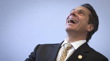 Сексуальные домогательства со стороны Эндрю Куомо признаны "тревожными, но не преступными" - RT World News