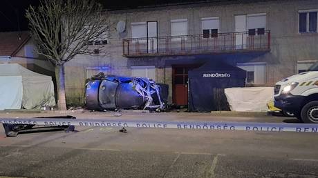 Семь человек погибли из-за того, что машина, набитая мигрантами, разбилась при бегстве от полиции - RT World News