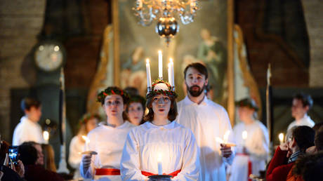 Слово "Бог" удалено из рождественского гимна - RT World News