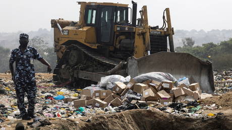 СМОТРЕТЬ более 1 миллиона вакцин против Covid уничтожил бульдозер - RT World News