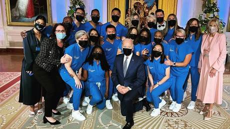 СМОТРЕТЬ танцевальные медсестры выступают перед Байденом в Белом доме - RT World News