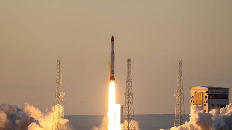 Собственная иранская космическая ракета взлетает - RT World News