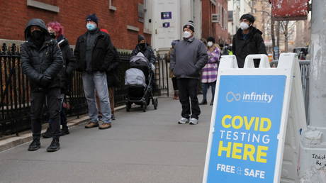 США предупредили о надвигающемся `` огромном всплеске '' случаев Covid - RT World News