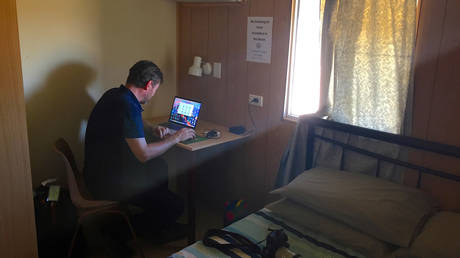 Суд признал травму при переходе от кровати к столу «несчастным случаем на рабочем месте» - RT World News