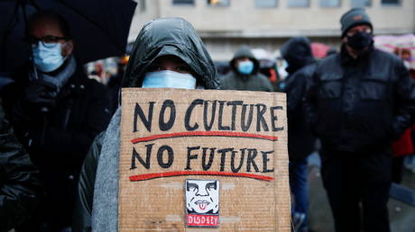 Суд вынес решение о закрытии Covid кинотеатров и театров после шума - RT World News