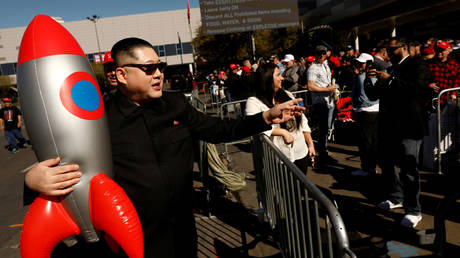 Трамп исполнил эту песню Элтона Джона киму из Северной Кореи - RT World News