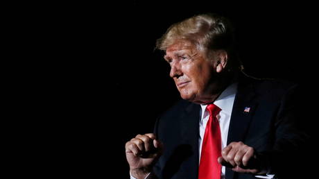 Трамп раскритиковал Мидлер за ее комментарий о `` неграмотном '' государстве красных - RT World News