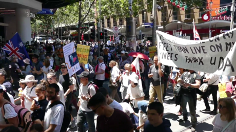 Требования к вакцинам для рабочих встретили в Австралии массовые протесты (ВИДЕО) - RT World News