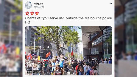 Тысячи антимандатников осадили полицейский участок (ВИДЕО) - RT World News