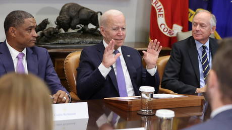 У разработчика вакцины против Covid появился лоббист со связью с Байденом - RT World News