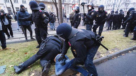 В Европе нанимают охотников на непривитых - RT World News