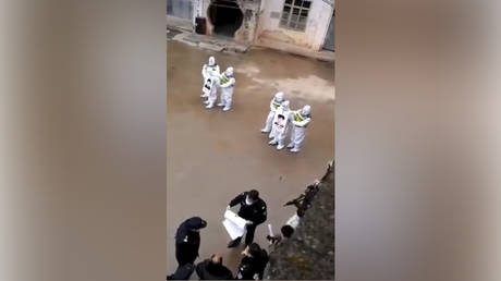 В Китае публично пристыдили нарушителей правил Covid (ВИДЕО) - RT World News