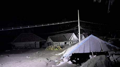 В результате извержения вулкана не менее 13 человек погибли и получили ранения - RT World News