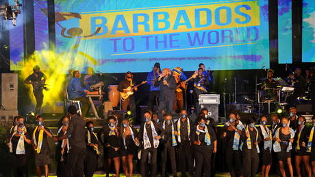 В стране, отказавшейся от королевы на посту главы государства, проводятся досрочные выборы - RT World News