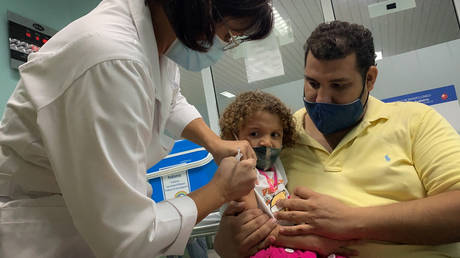 Вакцина против COVID-19 одобрена для выздоровления малышей - RT World News