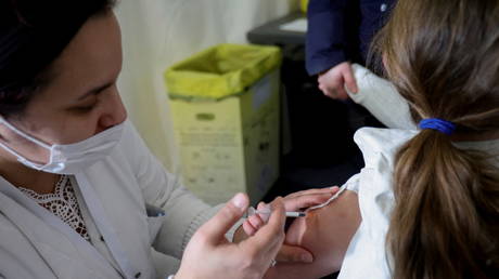 Во Франции вакцинация от COVID распространяется на детей в возрасте от 5 до 11 лет - RT World News