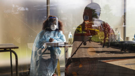 Врач, отметивший Omicron, советует не вводить жесткие ограничения - RT World News