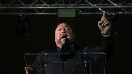 Жена Алекса Джонса арестована в канун Рождества - RT World News