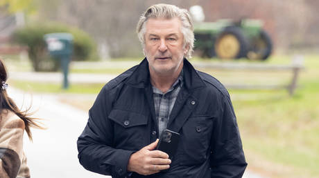 Алек Болдуин объясняет, почему до сих пор не отдал свой телефон — RT World News