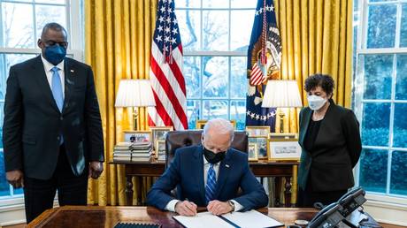 Байден объявил сексуальные домогательства военным преступлением — RT World News