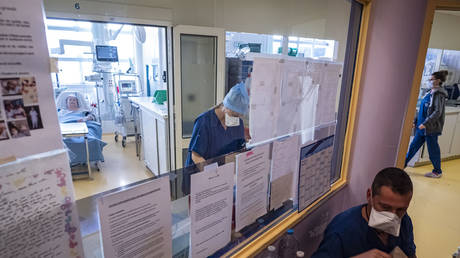 Covid unjabbed должен платить за лечение — глава больницы — RT World News