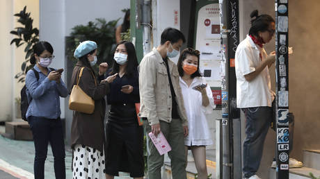 Двое мужчин оштрафованы на $3600 за выход из карантина на 1 минуту — RT World News