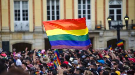 Геи-католики выходят, требуют, чтобы Церковь их приняла — RT World News