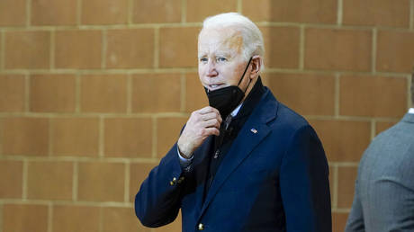 Год спустя опросы Байдена хуже, чем у Трампа — RT World News