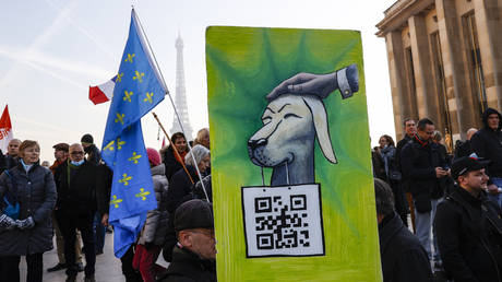 Хакер-антипрививщик оставил «оскорбительный QR-код» — RT World News