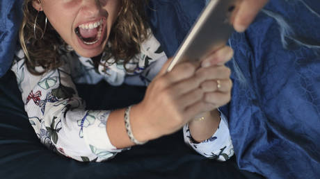 Instagram и Snapchat подали в суд из-за предполагаемой роли в самоубийстве девушки — RT World News