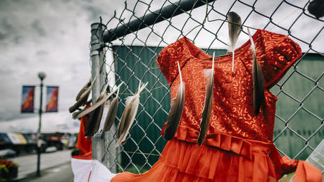 Канада соглашается на «исторические репарации» для 200 000 детей из числа коренных народов - RT World News