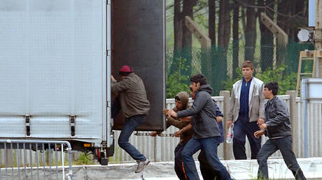 Лидер банды торговцев людьми заключен в тюрьму — RT World News