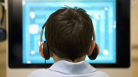 Миллионам американских детей скажут, какие новости фальшивые — RT World News