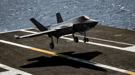 Моряки пострадали после неудачной посадки американского истребителя возле Китая — RT World News
