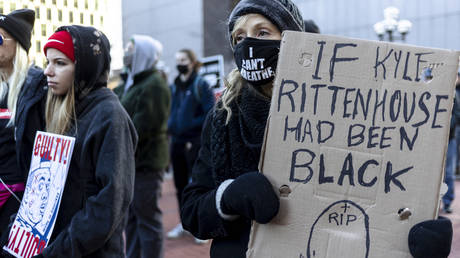 Мужчина избежал тюремного заключения за покупку винтовки Кайлу Риттенхаусу — RT World News