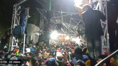 По меньшей мере 12 человек погибли в давке у индуистского храма - RT World News