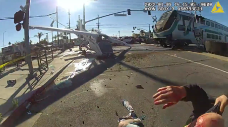 Полицейские-герои спасли пилота из встречного поезда (ВИДЕО) — RT World News