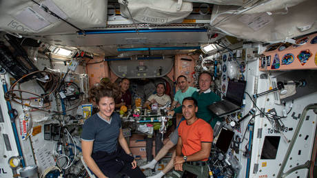 Празднование Нового года в космосе стало самым «многолюдным» за всю историю - RT World News