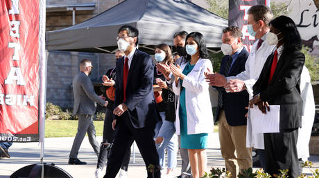 Предлагаемый законопроект направлен на отмену важного исключения из мандата на вакцинацию — RT World News