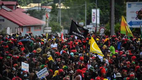 Протестующие за вакцинацию избили начальника больницы - RT World News