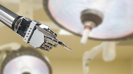 Робот впервые прооперировал свиней с помощью замочной скважины — RT World News