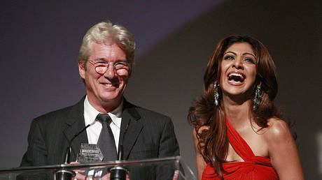 С актрисы сняты обвинения в непристойности через 15 лет после того, как голливудская звезда поцеловала ее — RT World News