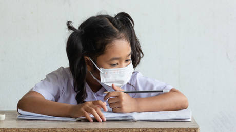 Школьники сказали, что тканевые маски уже недостаточно хороши — RT World News