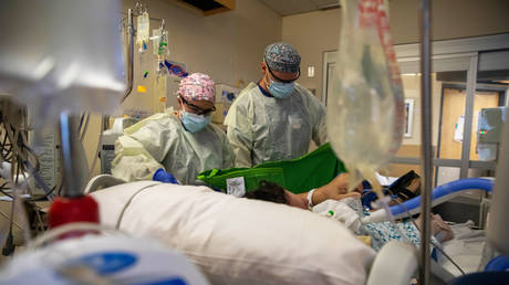 США установили новый рекорд по количеству госпитализаций из-за Covid-19 — RT World News