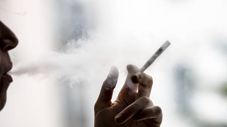 Стармер и Джонсон объединились против смягчения мэром наркополитики - RT World News