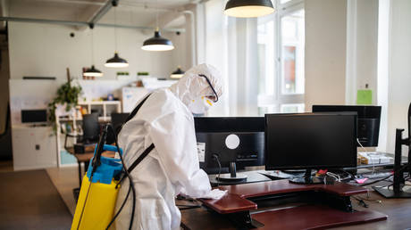 Страна запретила непривитым появляться в офисах — RT World News