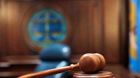 Судья США подал в отставку из-за расистских комментариев в адрес подозреваемого в ограблении - RT World News