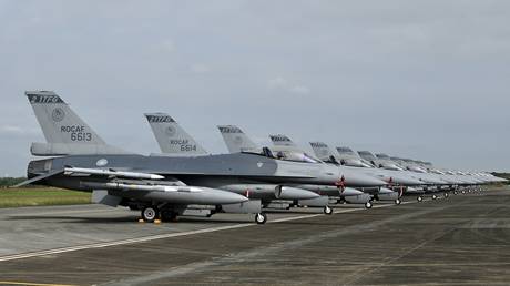 Тайваньские истребители разыгрывают сценарий войны - RT World News